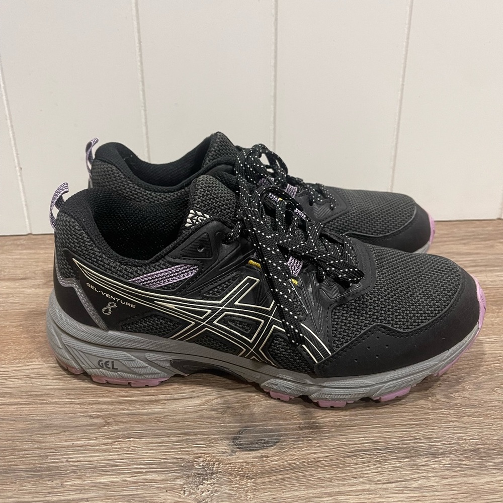 ASICS women’s size 8 gel running sneakers gently worn